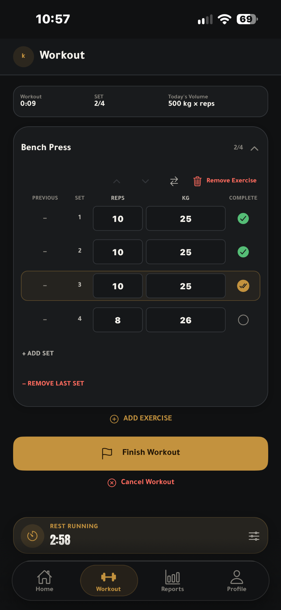 Actual active workout showing exercises, sets, reps, weight and a running rest timer.